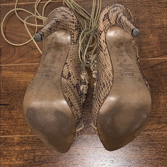 Size 7 Snakeskin heels - Picture 4 of 4